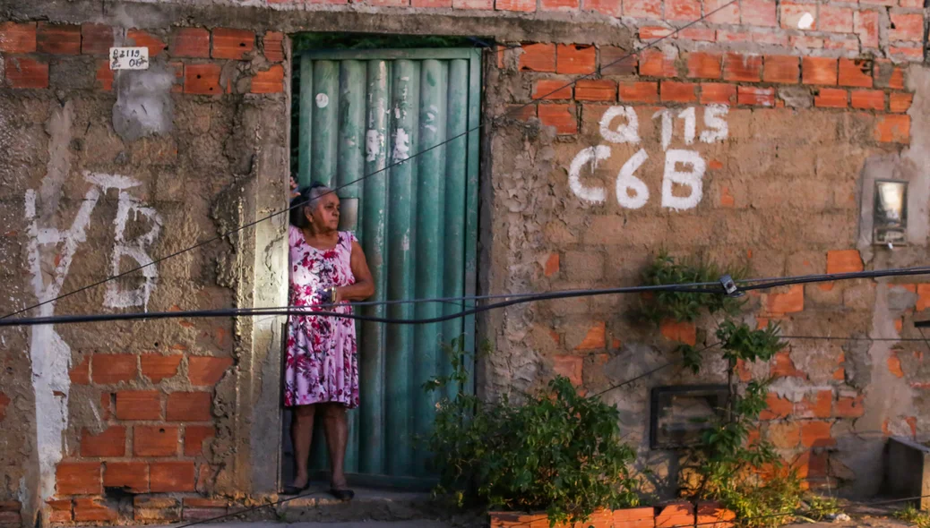 Senhora não pode sair de casa por conta dos fios de energia