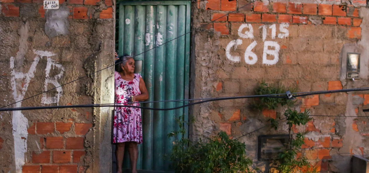 Senhora não pode sair de casa por conta dos fios de energia