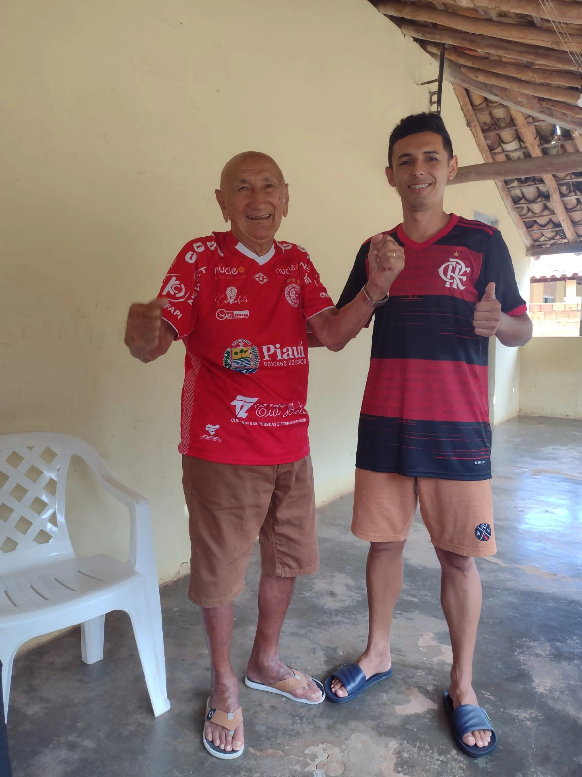 Seu Cristino Moreira e o neto Breno