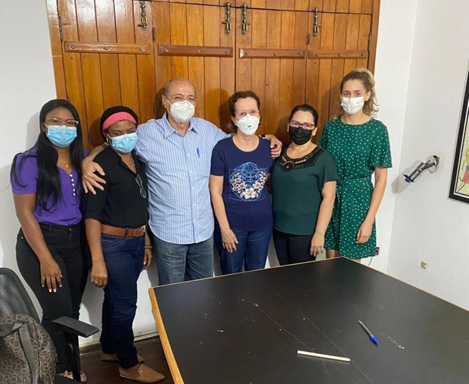 Sílvio  Mendes ao lado de profissionais da saúde