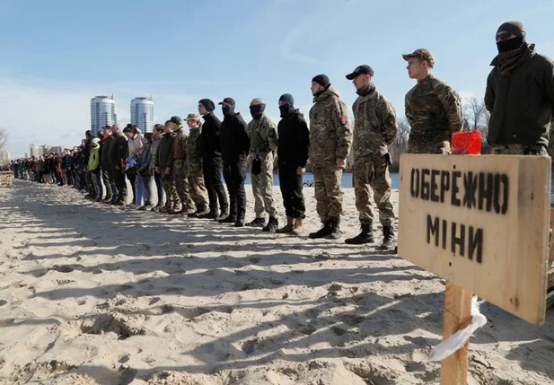 Ucranianos participando de treinamento militar