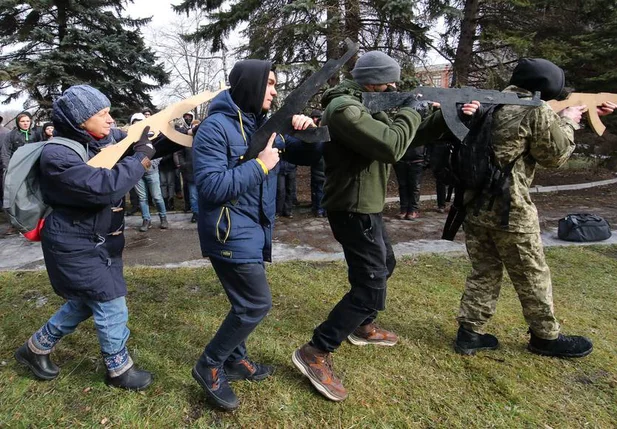 Ucranianos recebem treinamento com armas de madeira