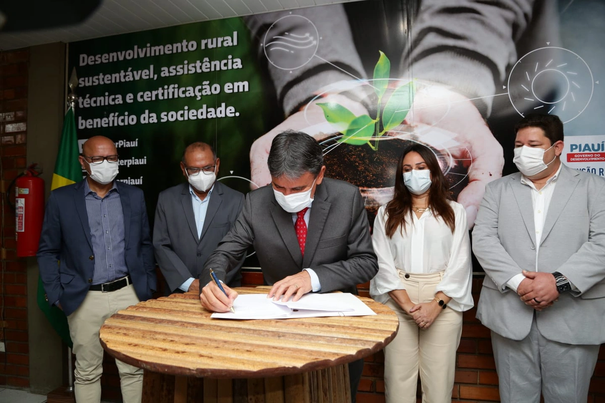 Wellington Dias assina parceria para qualificação de estudantes bolsistas para assistência à agricultura familiar