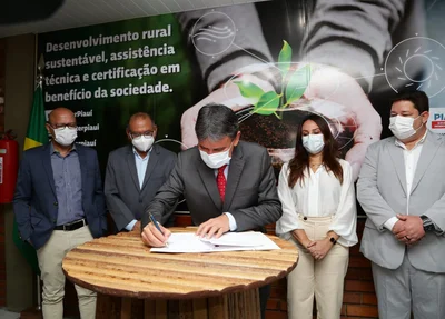Wellington Dias assina parceria para qualificação de estudantes bolsistas para assistência à agricultura familiar