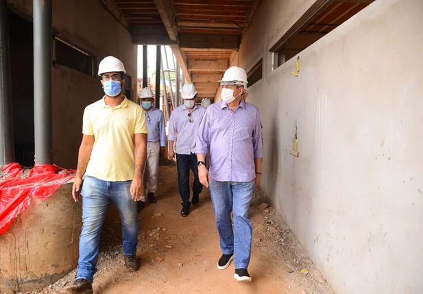 Zé Filho visita obras da Escola Sesi de Teresina