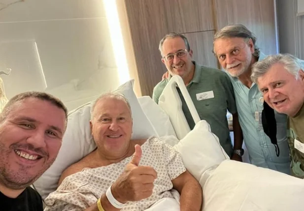 Zico no hospital após cirurgia