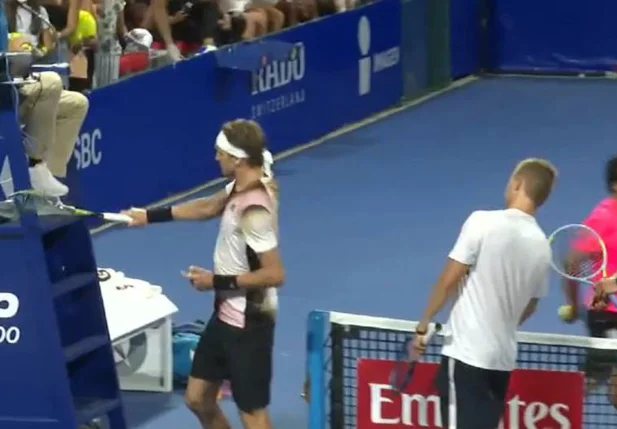 Zverev acerta cadeira do árbitro principal com golpes de raquete