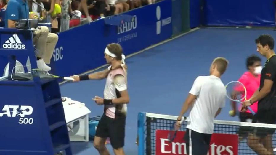 Zverev acerta cadeira do árbitro principal com golpes de raquete