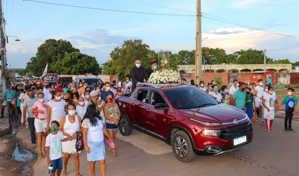A procissão saiu do Instituto de Saúde José Gil Barbosa e seguiu até a Igreja Matriz