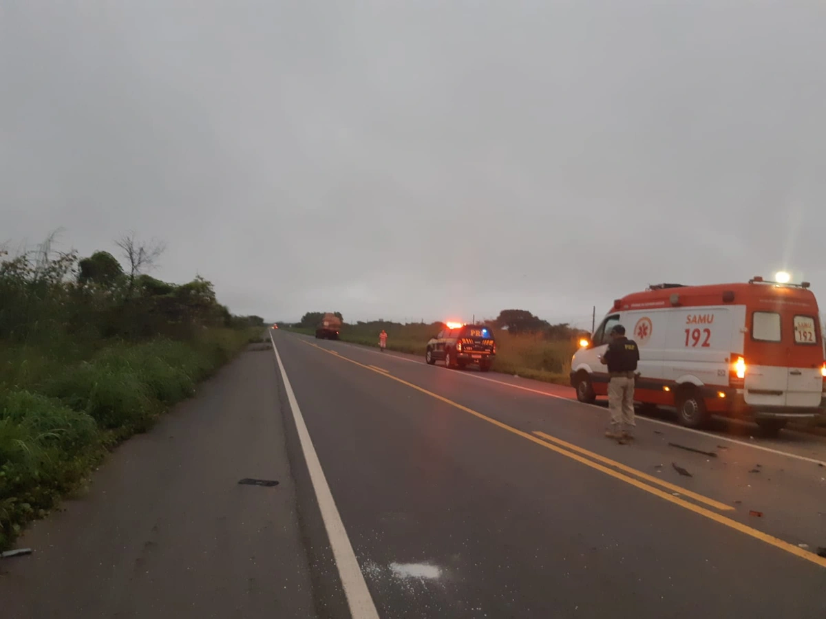 Acidente com carreta dos Correios deixa homem gravemente ferido no Piauí