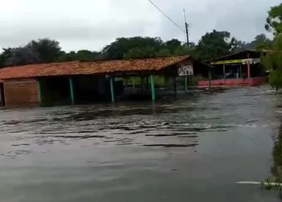 Água da Barragem Mesa de Pedra atinge barracas