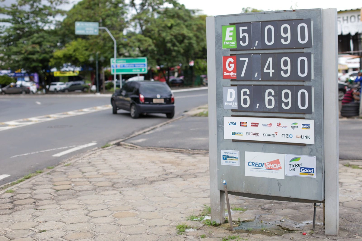 Alguns postos vendem a gasolina acima de R$ 7,00