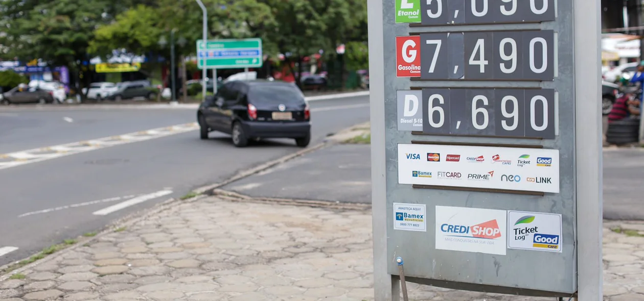 Alguns postos vendem a gasolina acima de R$ 7,00