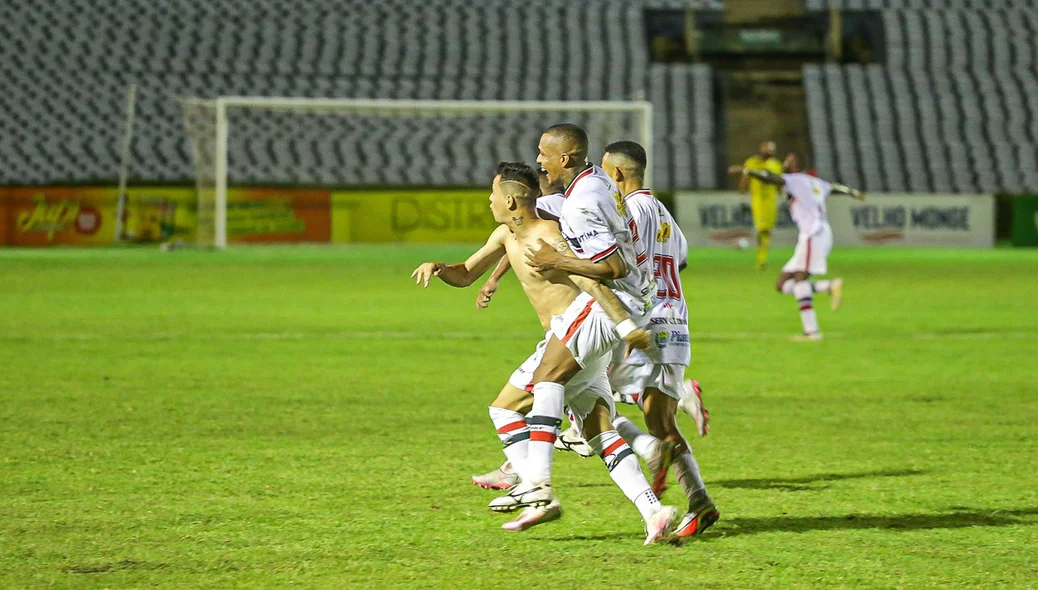 Andrey comemora gol que garantiu vitória do River sobre o 4 de Julho