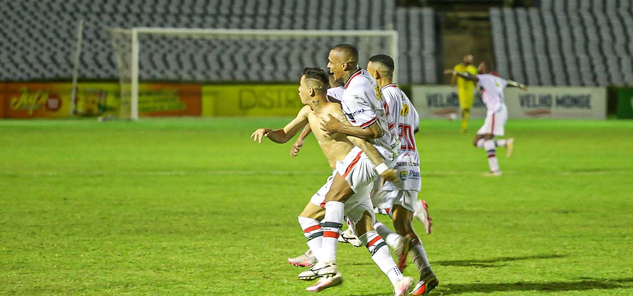 Andrey comemora gol que garantiu vitória do River sobre o 4 de Julho