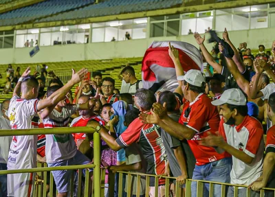 Andrey comemora o gol junto com a torcida do River após o término da partida