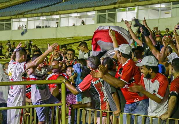 Andrey comemora o gol junto com a torcida do River após o término da partida