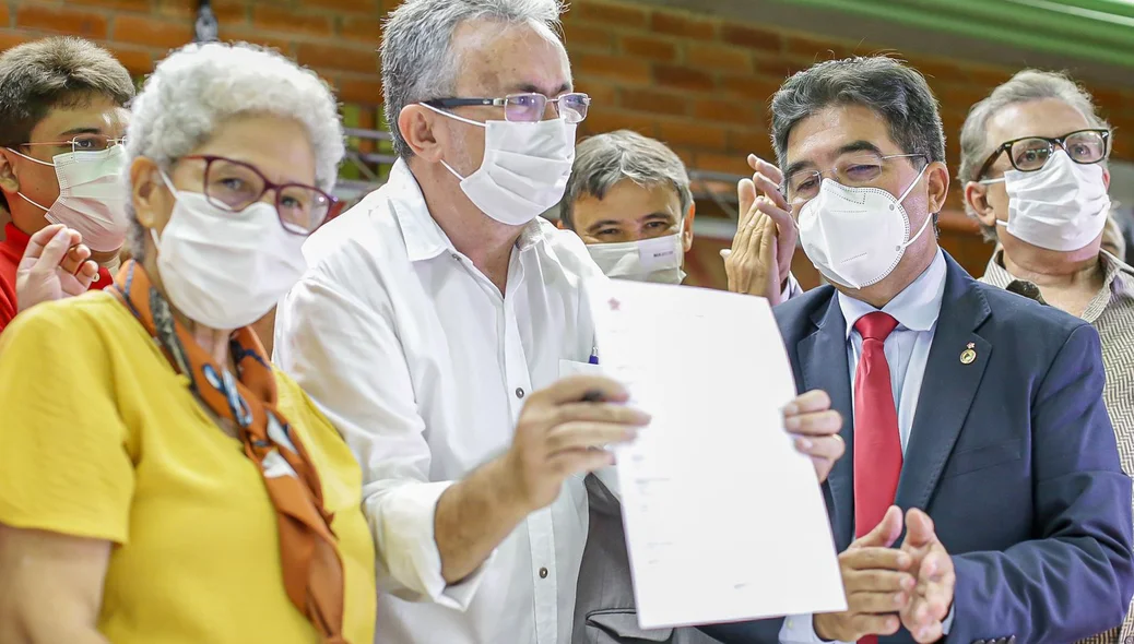 Antônio Felix assina ficha de filiação ao Partido dos Trabalhadores