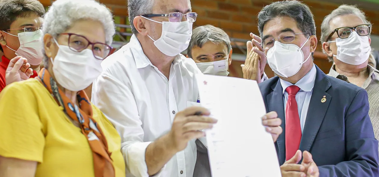 Antônio Felix assina ficha de filiação ao Partido dos Trabalhadores