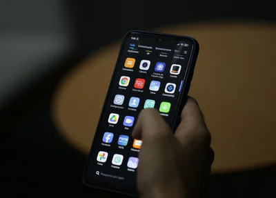 Aparelho celular em uso para ligação