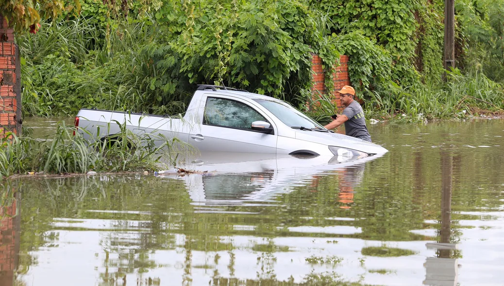 Após ficarem presos o motorista e passageiro foram resgatados