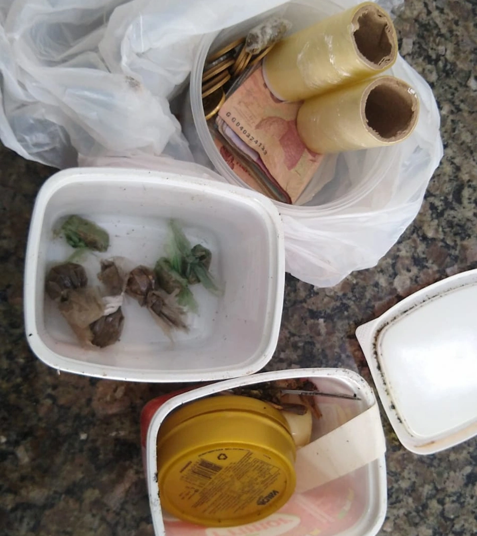 Apreensão de maconha e dinheiro na casa do acusado