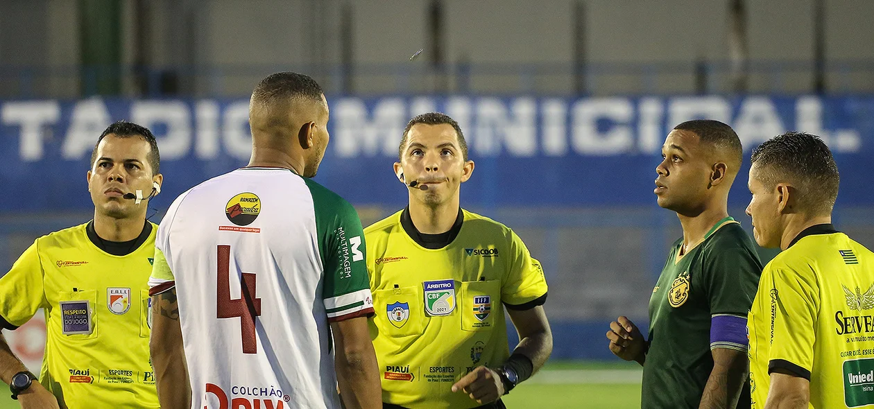 Árbitro fazendo o sorteio