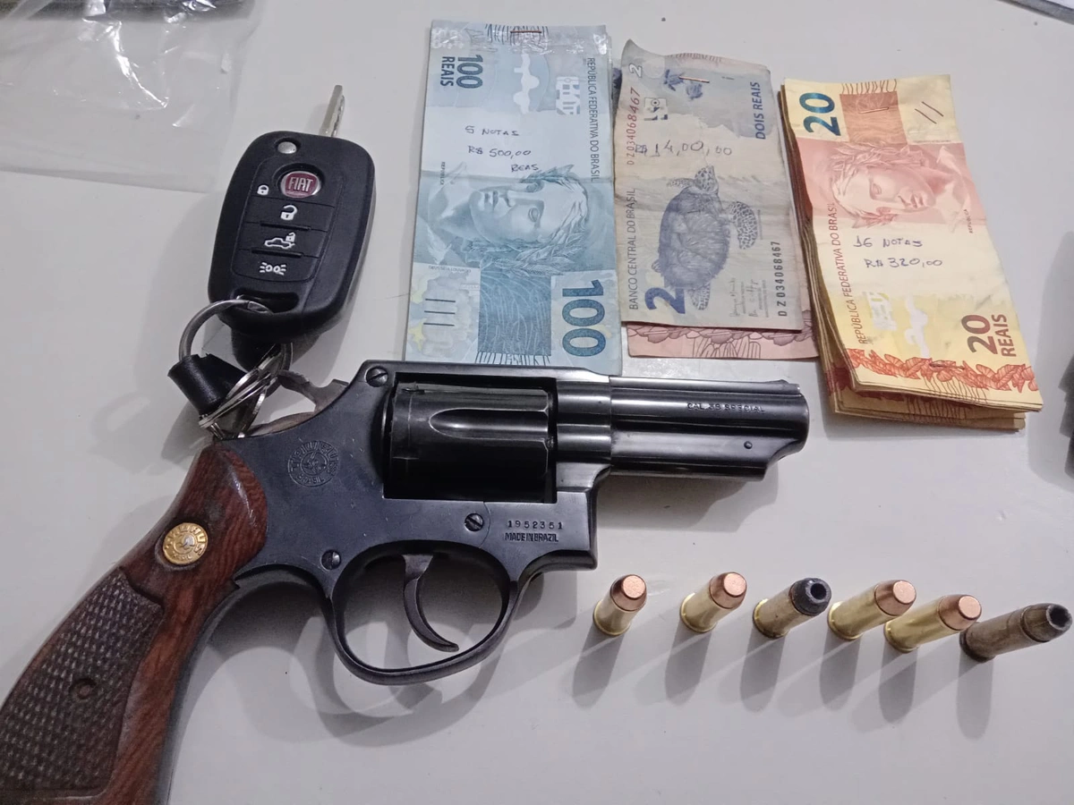 Arma e munições apreendidas pela PM
