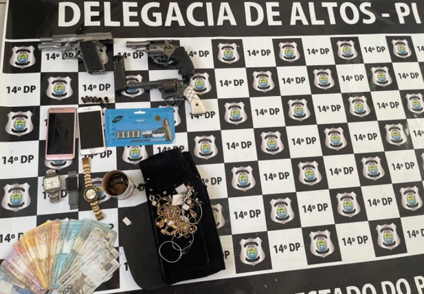 Armas, dinheiro e joias roubadas