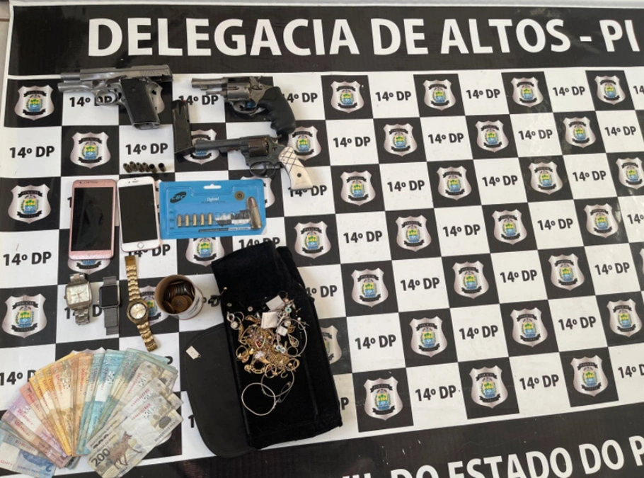 Armas, dinheiro e joias roubadas