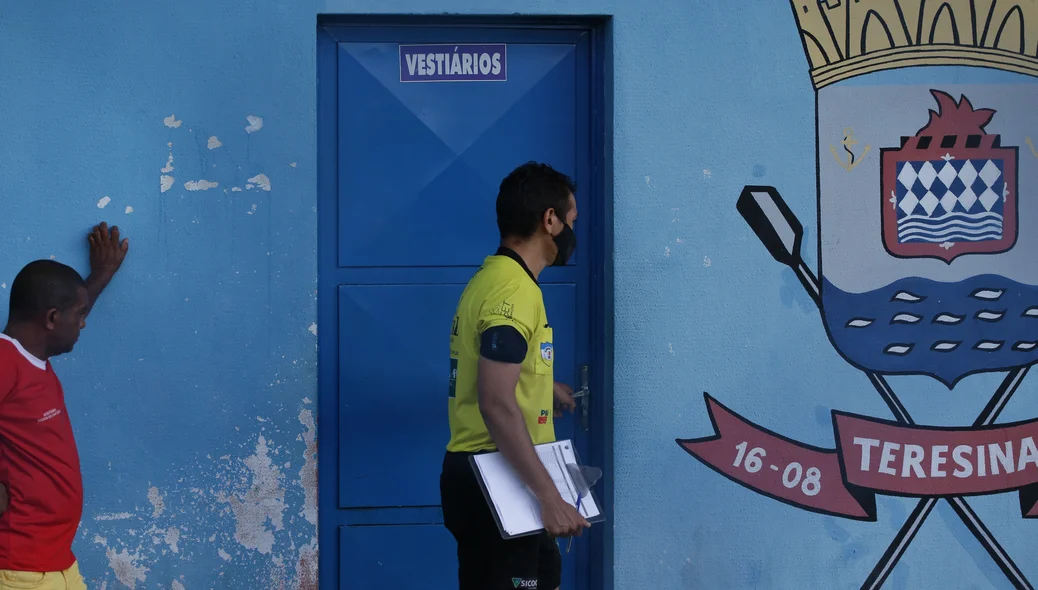 Às 18h, a comissão de arbitragem chamou o clube para entrar em campo