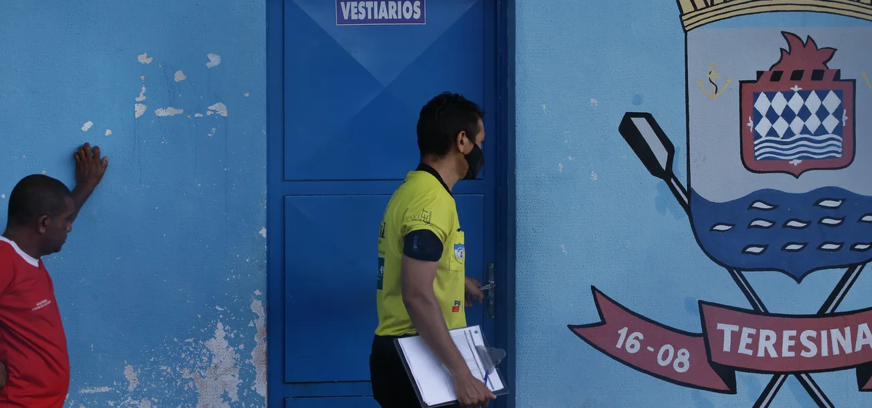 Às 18h, a comissão de arbitragem chamou o clube para entrar em campo