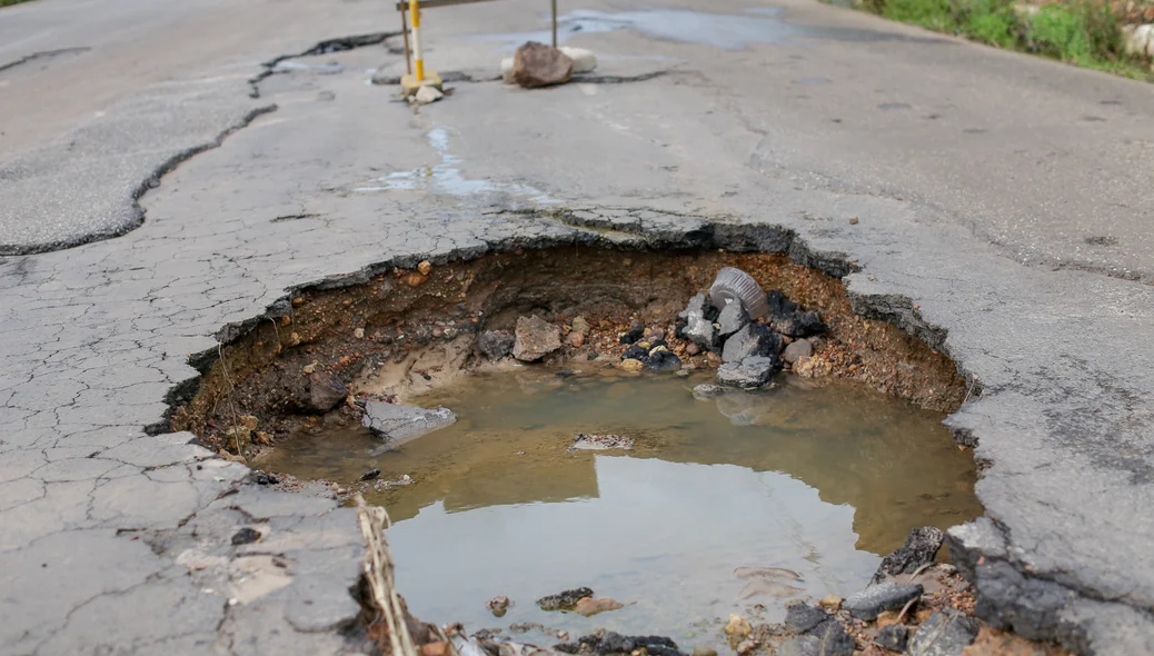 Asfalto cede novamente e buraco deixa avenida