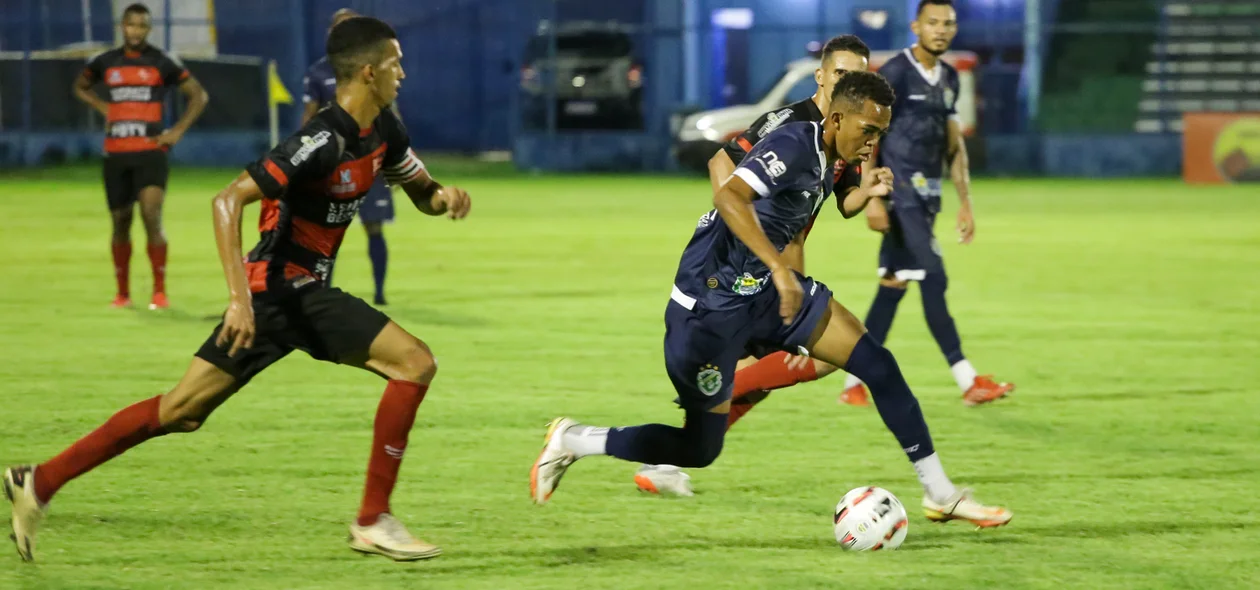 Atletas disputam a bola