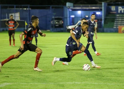 Atletas disputam a bola