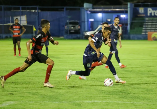 Atletas disputam a bola
