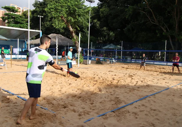 Atletas disputam partida de Beach Tennis