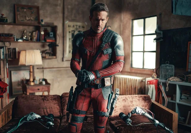 Ator Ryan Reynolds com a roupa do personagem Deadpool