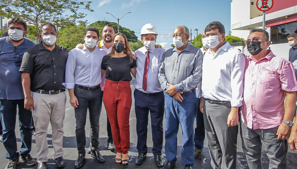 Autoridades posam para foto