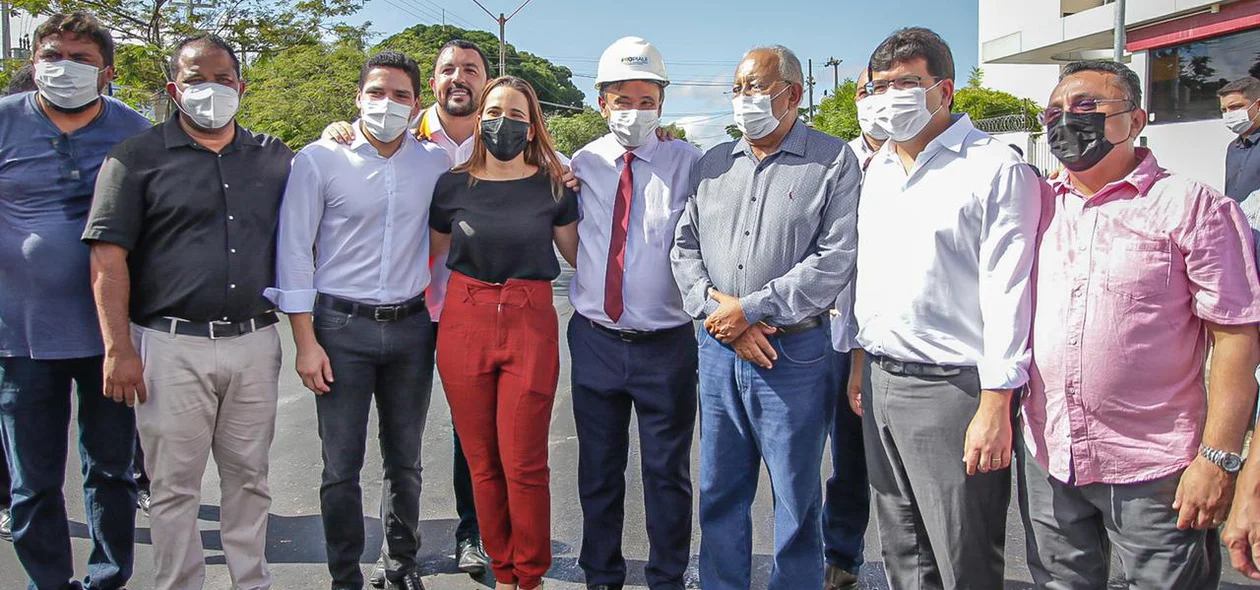 Autoridades posam para foto