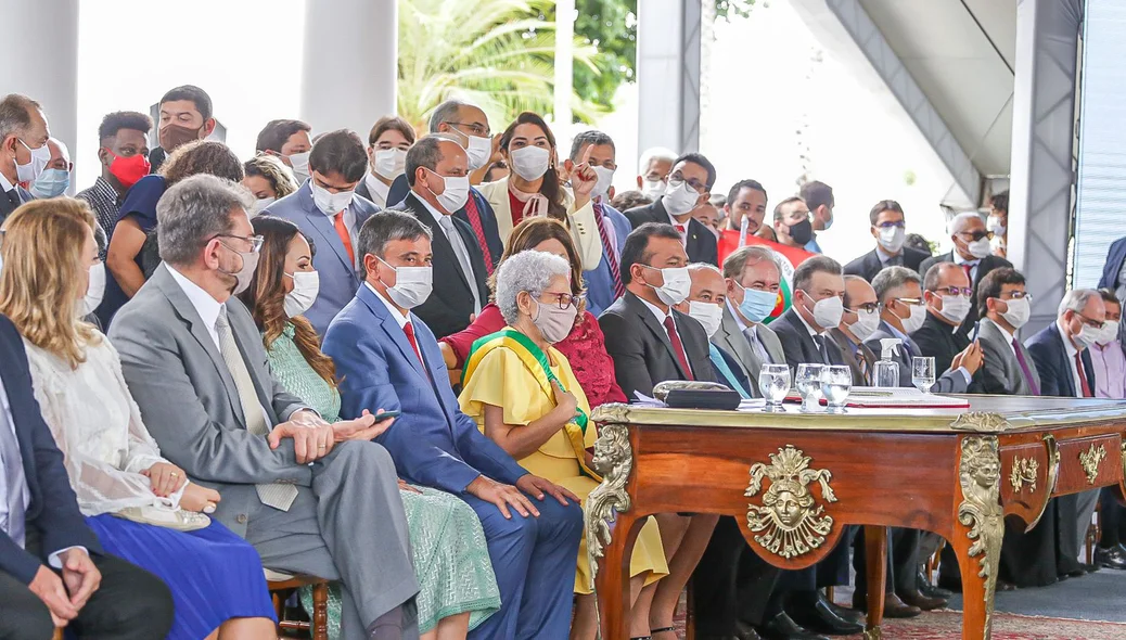 Autoridades presentes na cerimônia