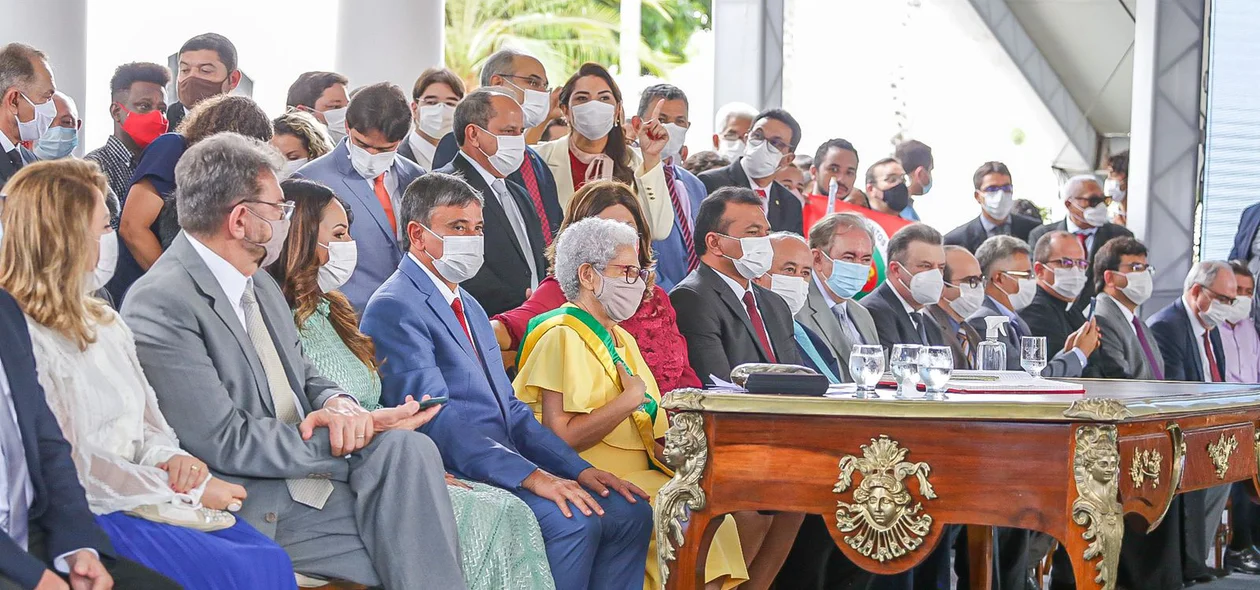 Autoridades presentes na cerimônia