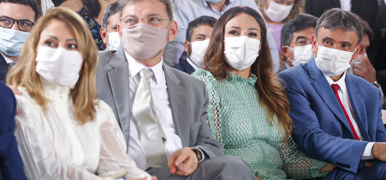 Autoridades presentes na posse de Regina Sousa