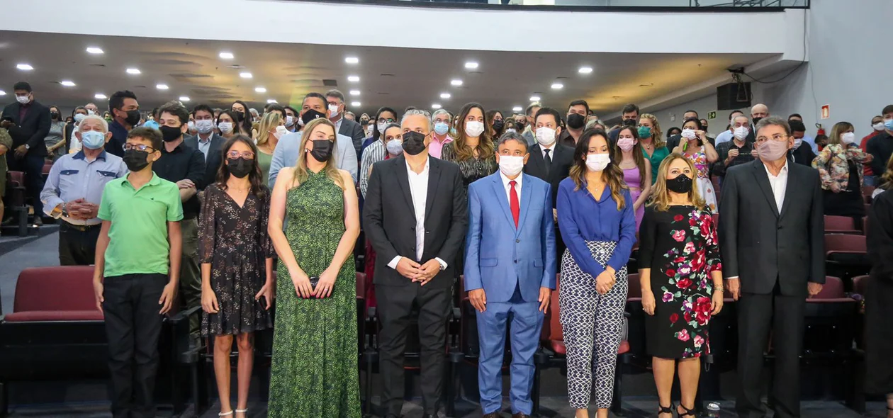 Autoridades presentes na reinauguração do Centro de Convenções de Teresina