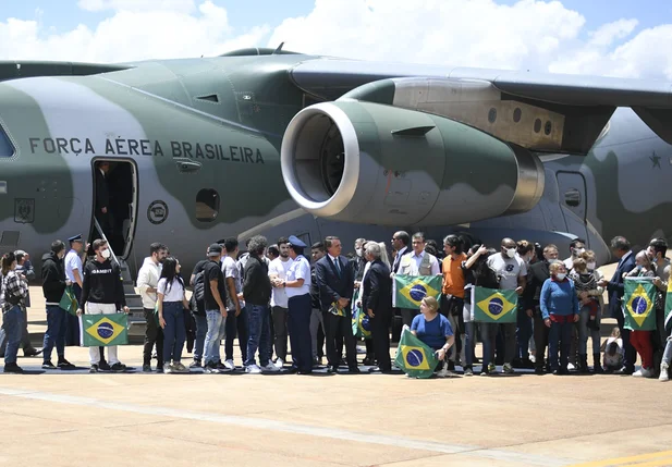 Avião da FAB chega a Brasília