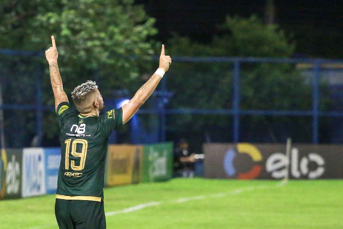 Betinho agradecendo por ter marcado o seu gol