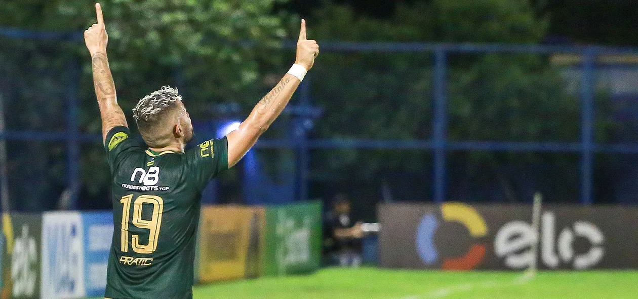 Betinho agradecendo por ter marcado o seu gol