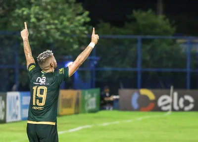 Betinho agradecendo por ter marcado o seu gol