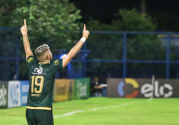 Betinho agradecendo por ter marcado o seu gol