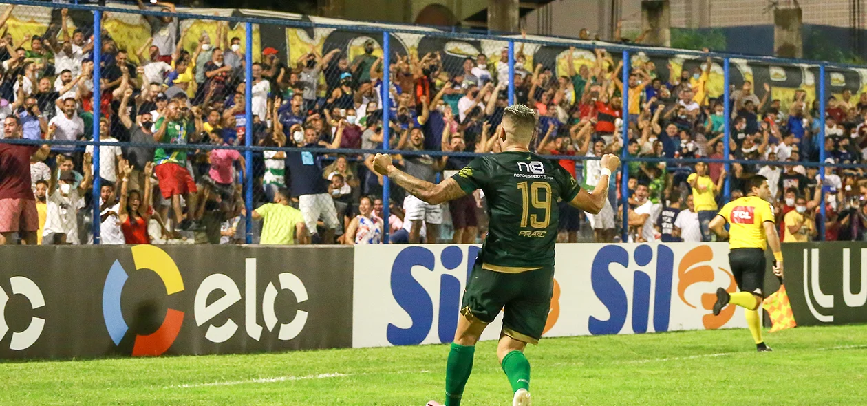 Betinho marcou o gol da vitória e foi comemorar com a torcida